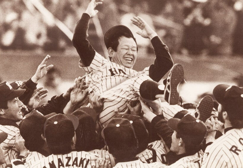 日本一になり胴上げされる阪神・吉田義男監督（１９８５年１１月２日）