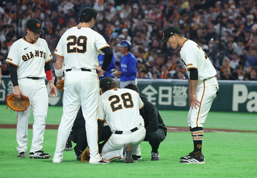 負傷交代するハワードと心配そうに見る内海哲也コーチ（右）