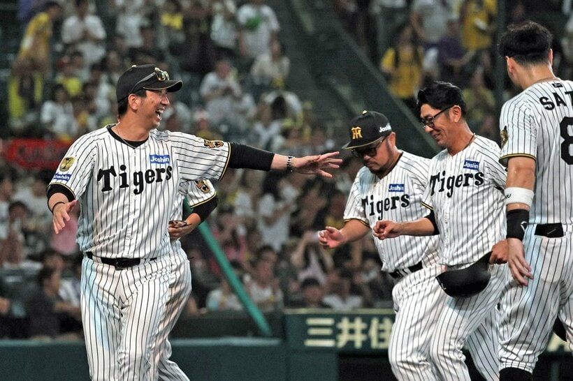 久々に笑顔がはじけた阪神・藤川監督(左)