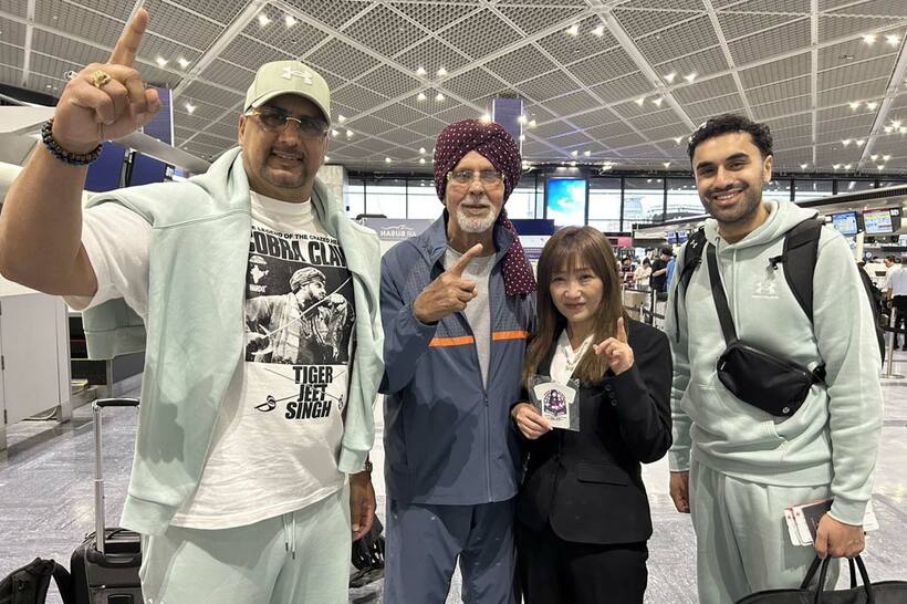 （左から）タイガー・ジェット・シンJr.、タイガー・ジェット・シン、工藤めぐみ、シンの孫サージェンさん（工藤めぐみ40周年記念大会「邪道伝説」提供）