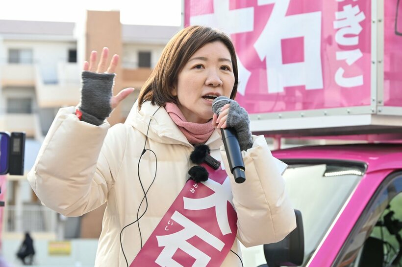 街頭演説を行った大石晃子氏
