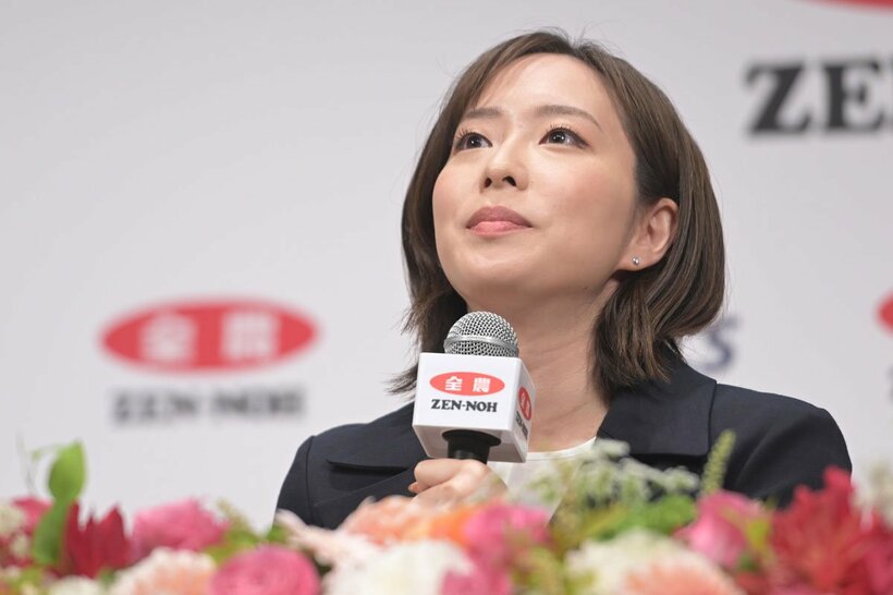 引退会見する石川佳純