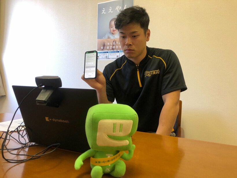 e-Taxを体験した阪神・佐藤輝（球団提供）