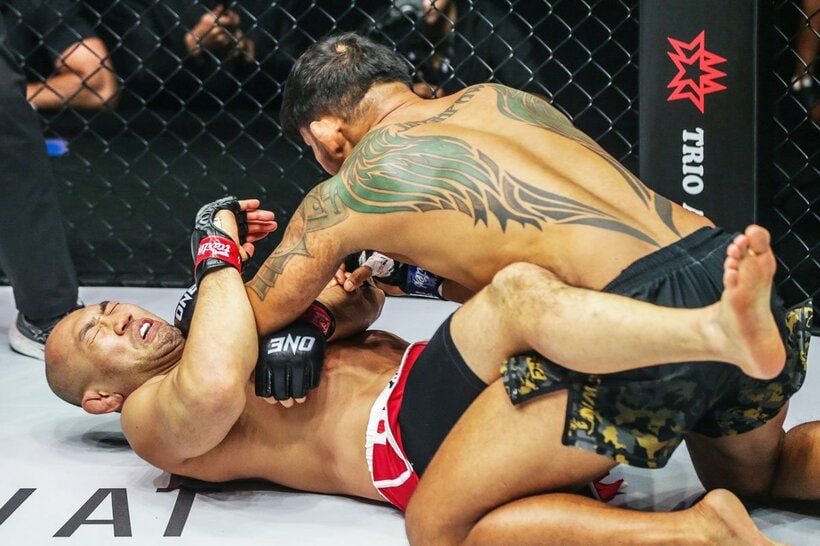 岡見(左)は１Ｒで無念の敗北を喫した（©ONE Championship）