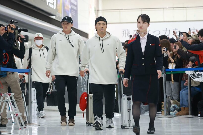 ソフトバンク・近藤健介(中)と周東佑京(左)。侍ジャパンのＮＰＢ組は16日に帰国している