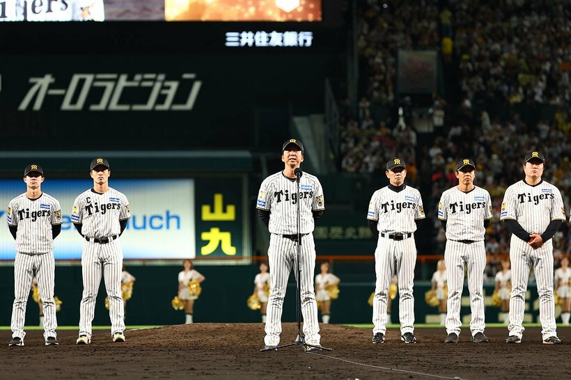 試合終了後にあいさつする藤川球児監督