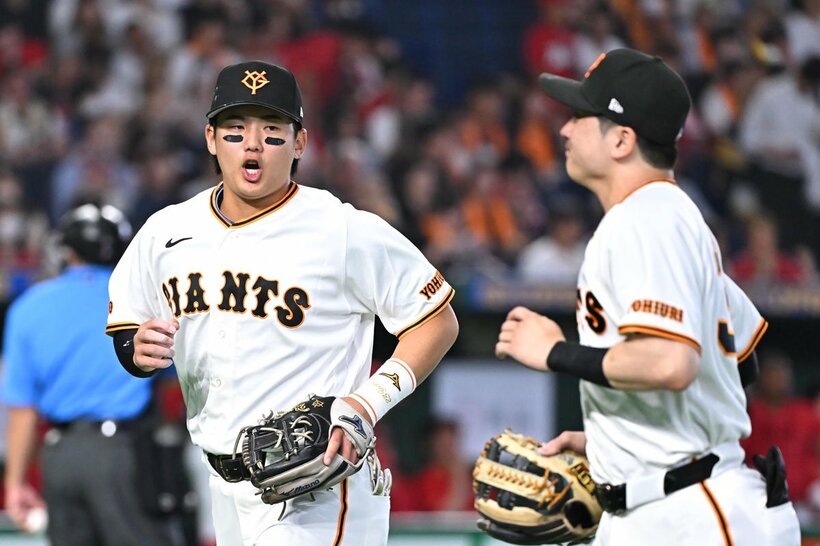 ２２日の広島戦に先発出場した巨人・石塚（左）