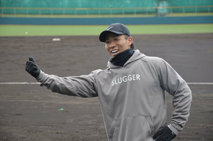 初めての単独自主トレを公開し、熱男ポーズを決めるソフトバンクの野村勇