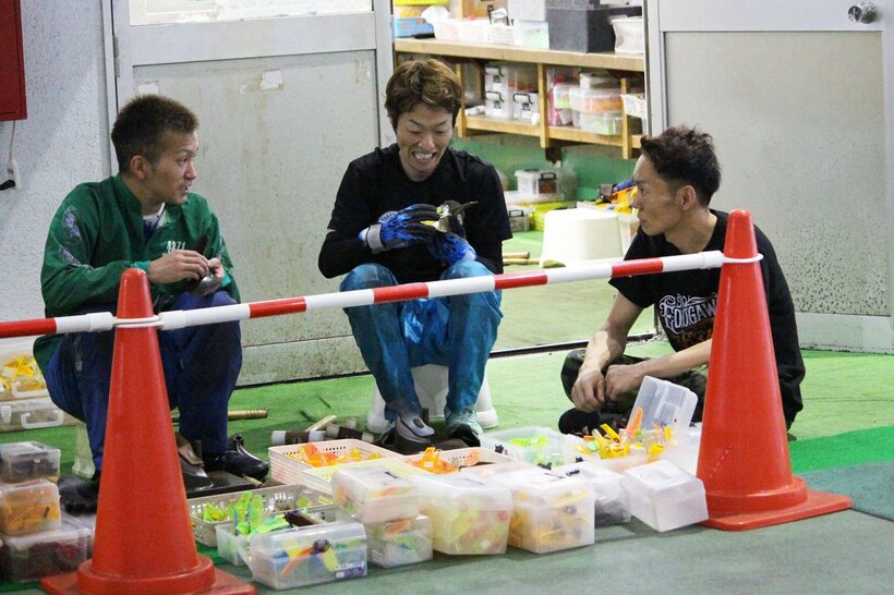 同期の西山貴浩(左)、柳生泰二(中)にアドバイスを送る山口達也