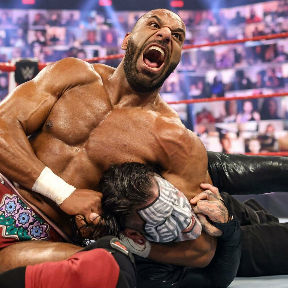  丸刈りに大変身したマハルはジェフを締め上げた(©2021-WWE,-Inc.-All-Rights-Reserved.)