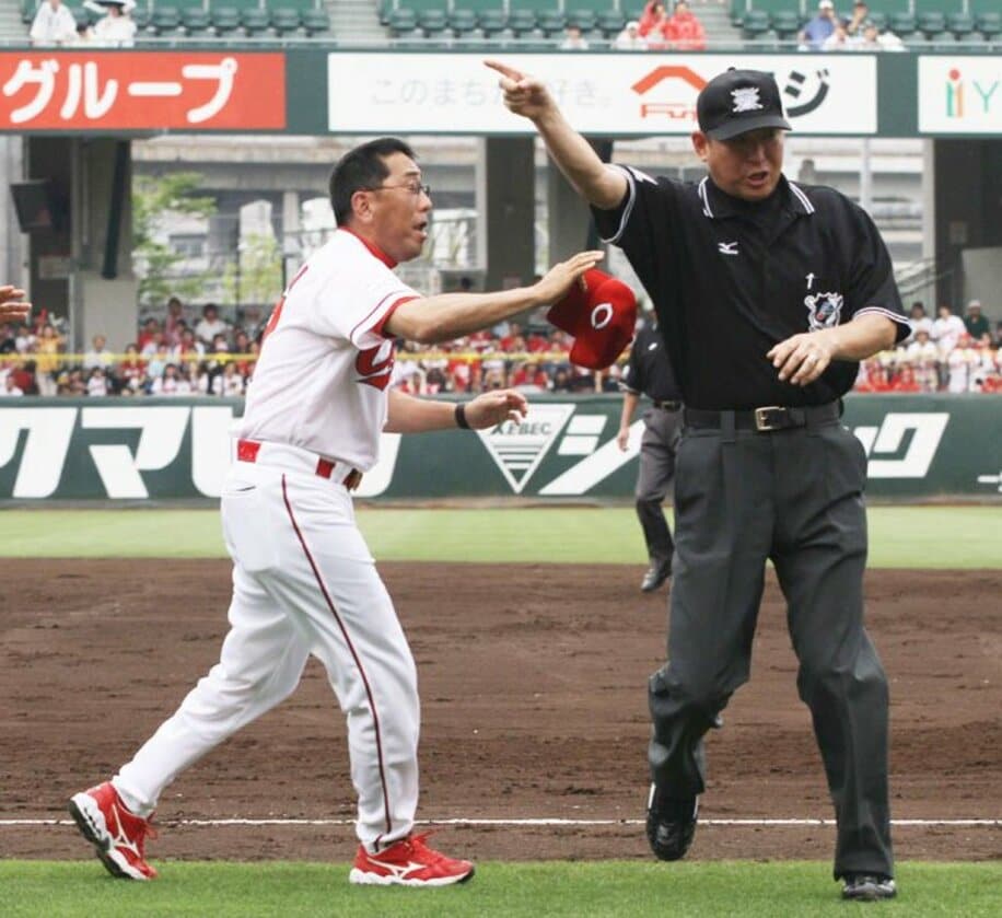  塁審(右)を突き飛ばし、退場を宣告される広島・野村監督（2011年6月26日）