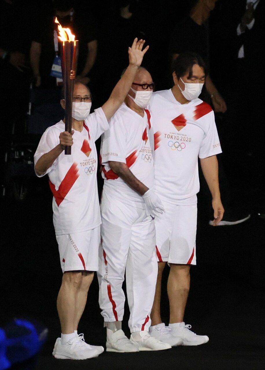 聖火ランナーを務めた(左から)王会長、長嶋氏、松井氏
