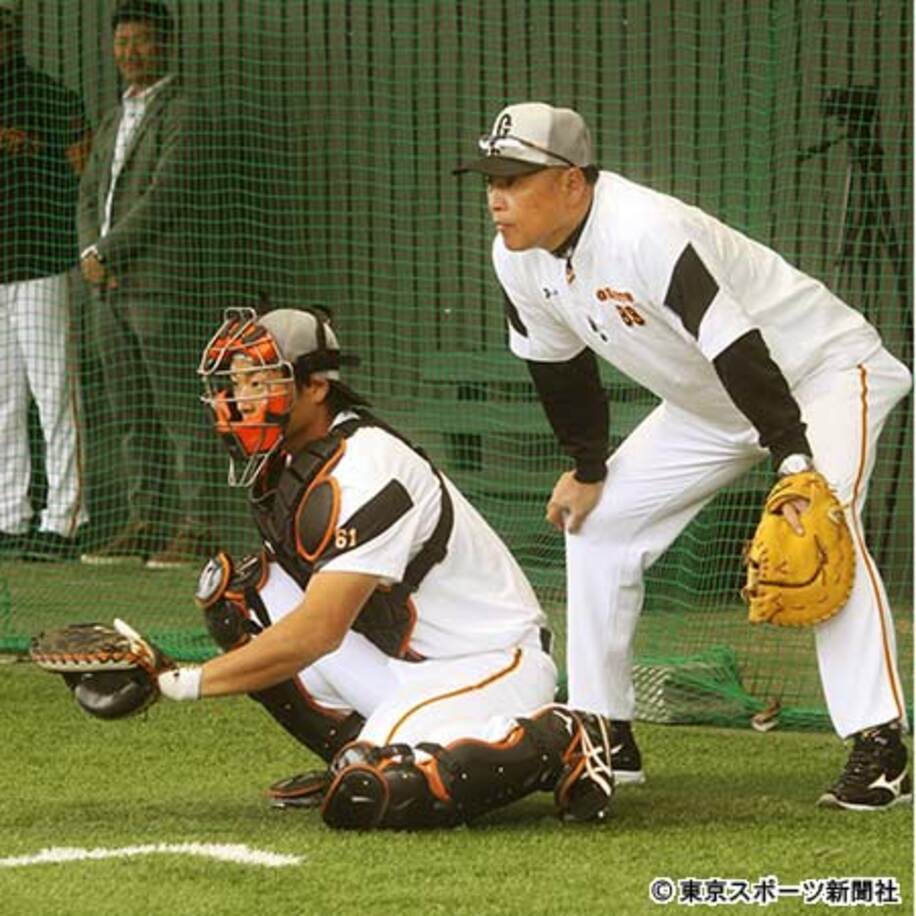  村田ヘッド兼バッテリーコーチ（右）指導の下、捕手練習をする中井