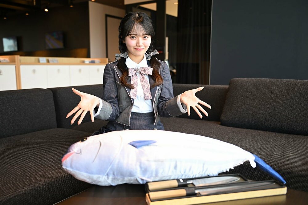 マグロであることをアピールする花田藍衣