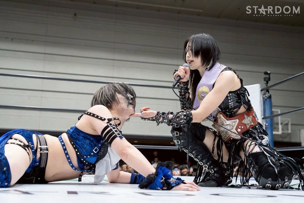 黒まみれの安納サオリを挑発する上谷沙弥（ⓒスターダム）