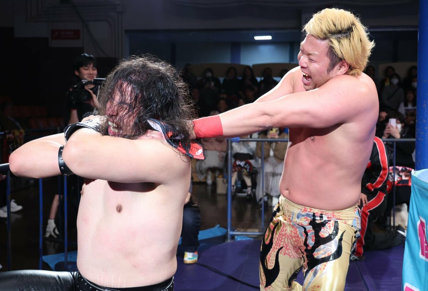 タオルで斉藤ジュンの首を絞める宮原