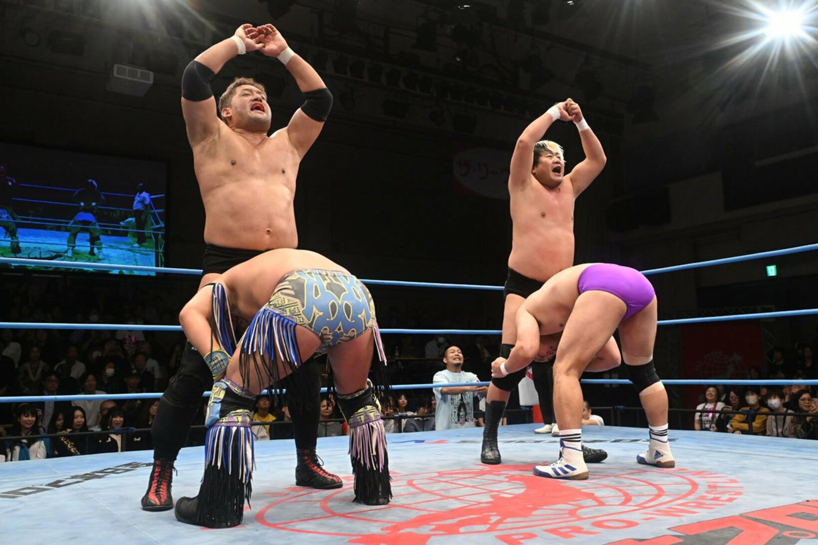 攻める石川修司（左）と諏訪魔