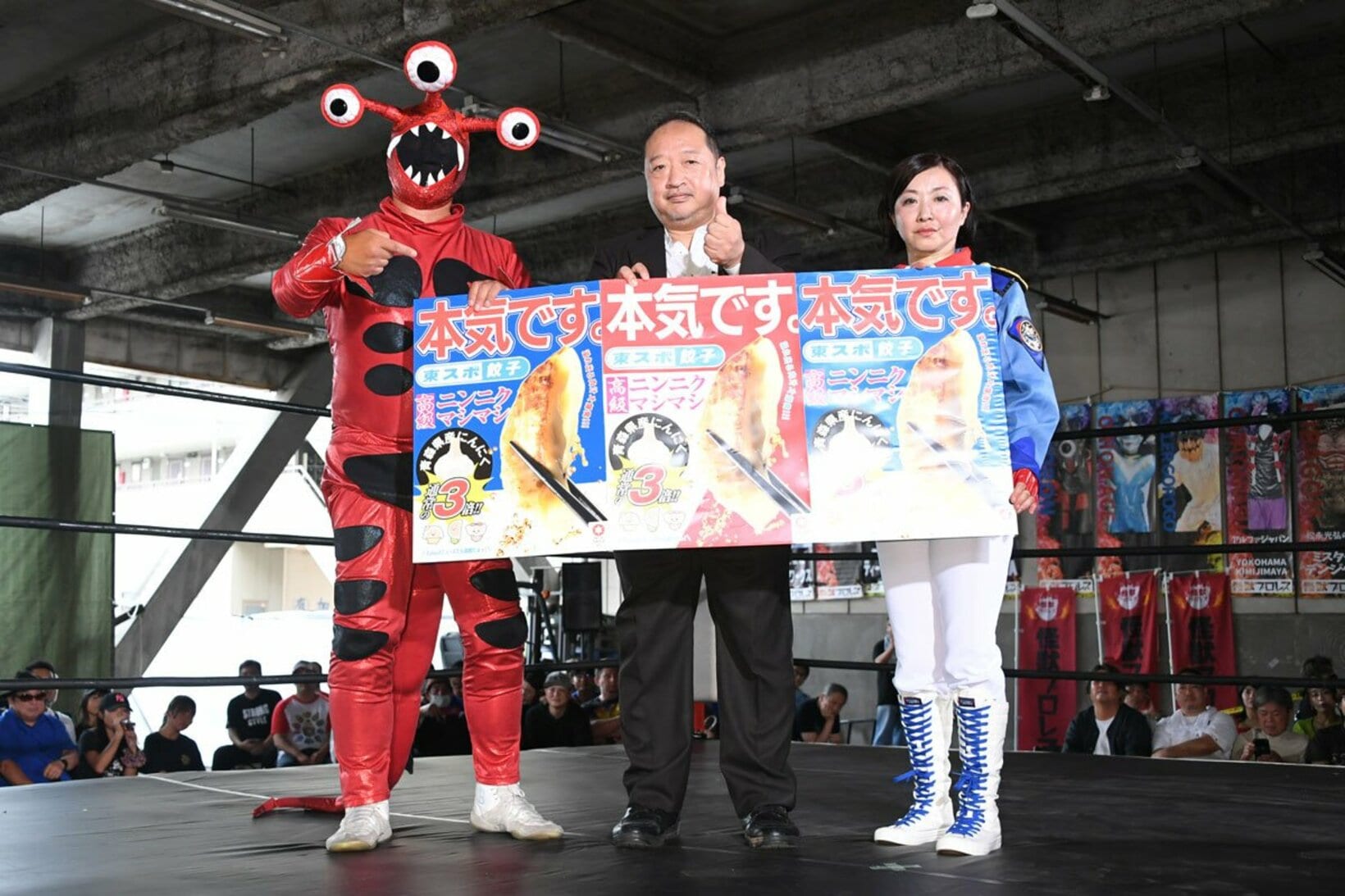 勝利したキングマンドラ(左)と平鍋幸治社長(中)
