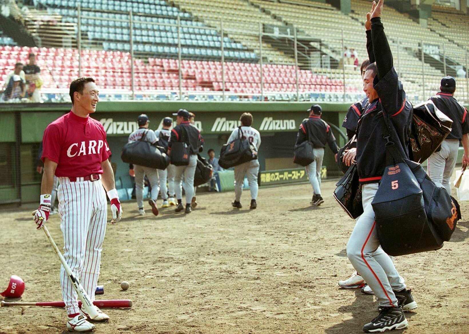 仲の良い金本（左）相手におどける清原（２００２年５月、広島市民球場）