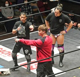  新ユニット結成が決まった(左から)土井成樹、石田凱士、箕浦康太（東スポWeb）