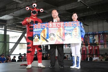 勝利したキングマンドラ(左)と平鍋幸治社長(中)