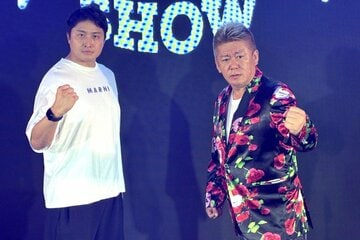 筋肉ミュージカルをプロデュースした堀江貴文氏。左は脚本＆演出担当の澤田拓郎氏
