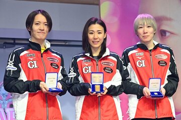 金のインゴッドを受け取った２着の渡辺優美(左)、優勝の鎌倉涼(中)、３着の川野芽唯