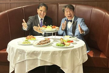 料理を前に揃ってポーズを決める寺門ジモン(右)と、ピーター・ズウィナー社長