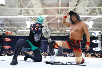 防衛に成功したBUSHI（左）と内藤哲也
