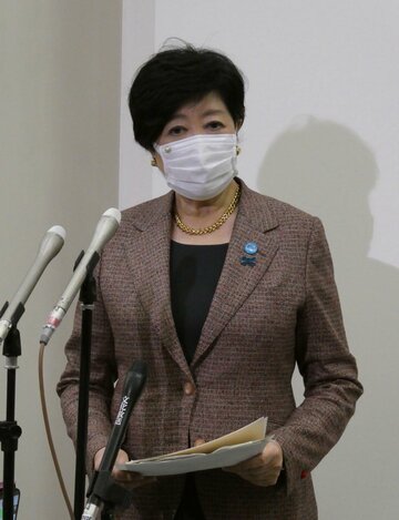 都議会後に記者対応する小池都知事（東スポWeb）
