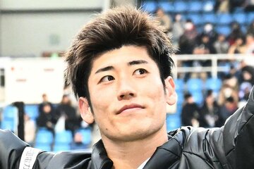 Ｊ１広島のＤＦ荒木隼人