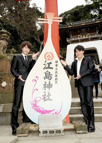 ヒット祈願を行ったはやぶさのヒカル(右)とヤマト