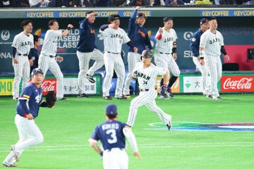 ７回、吉田正尚(中)のタイムリーで侍ベンチもお祭り騒ぎに