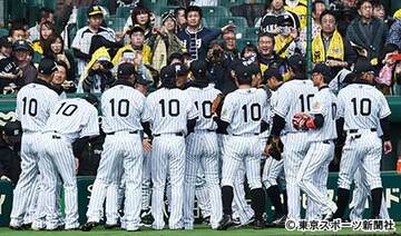 永久欠番デーで藤村富美男氏の「１０」番をつける阪神ナイン