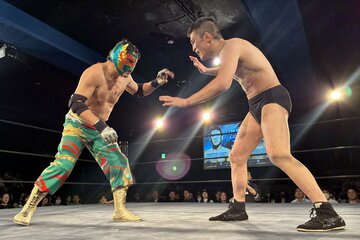 憧れのケンドー・カシン(左)とカオスな一騎打ちを行った青木真也