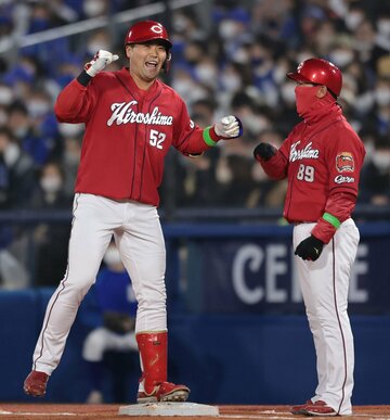  初安打初打点をあげて一塁で喜ぶ末包（東スポWeb）