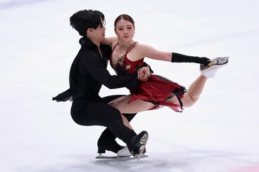 西山真瑚(左)と紀平梨花