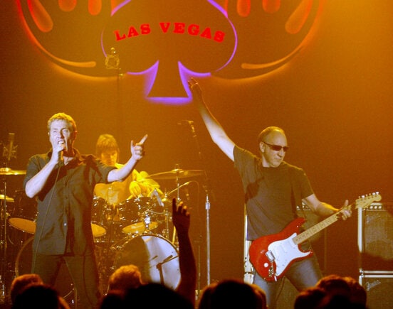 ザ・フーのピート・タウンゼント（右）とザック・スターキー（後＝ロイター）