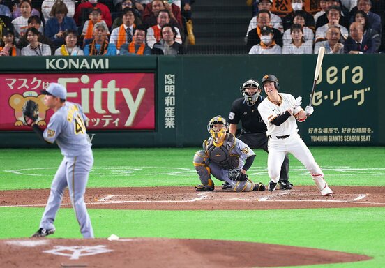 6回にクリーンヒットを放ち、すぐさま笑顔の巨人・松本剛(右)