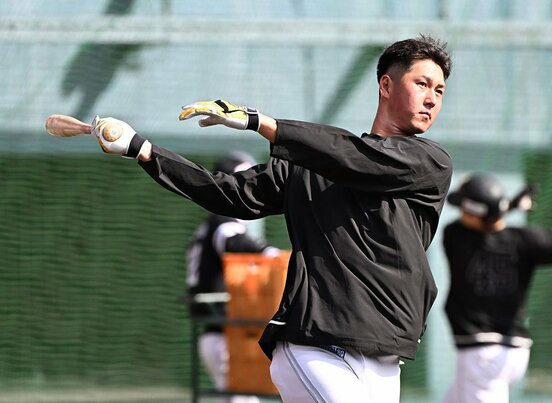 打撃練習する秋広優人