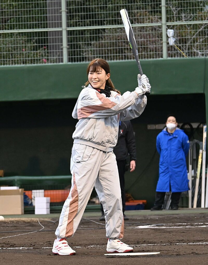 左打者！ソフトボール大会で打席に立った渋野日向子
