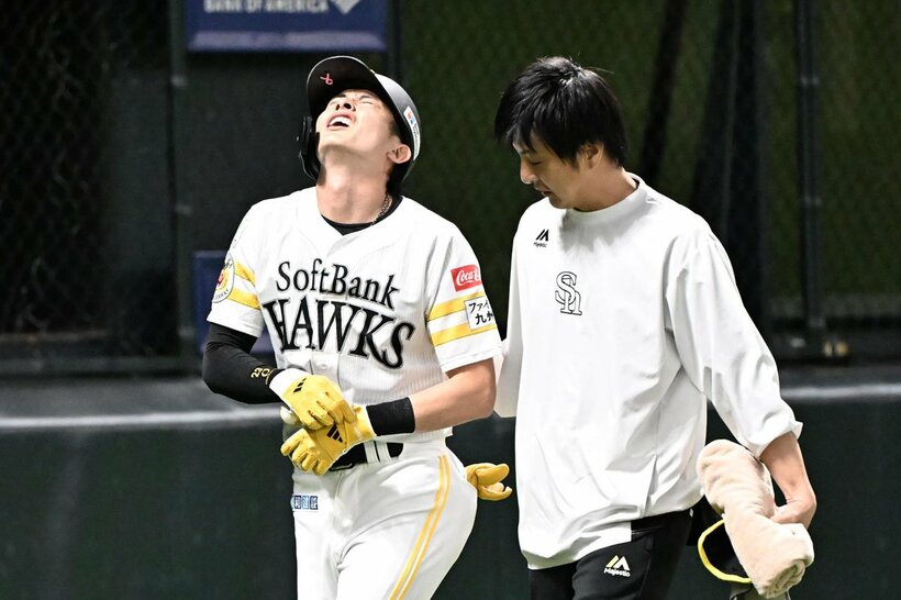ベンチに戻る周東