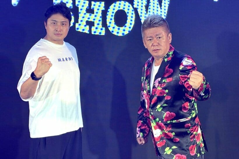 筋肉ミュージカルをプロデュースした堀江貴文氏。左は脚本＆演出担当の澤田拓郎氏