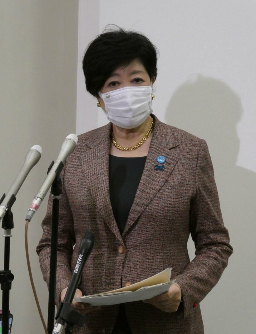  都議会後に記者対応する小池都知事（東スポWeb）