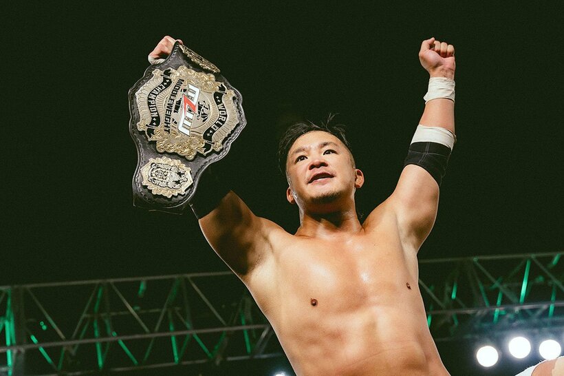 奪取したベルトを掲げ、雄たけびを上げるKUSHIDA（©MLW）