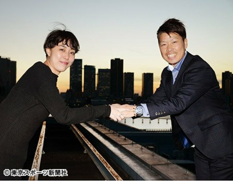  大久保暁氏（右）と妻・希望（のぞみ）さん