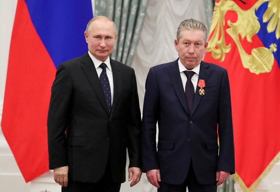  プーチン大統領（左）とラビル・マガノフ会長（ロイター）
