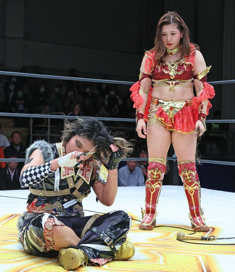 敗れたCHIAKI(左)は自らハサミで髪を切った。右は青野未来