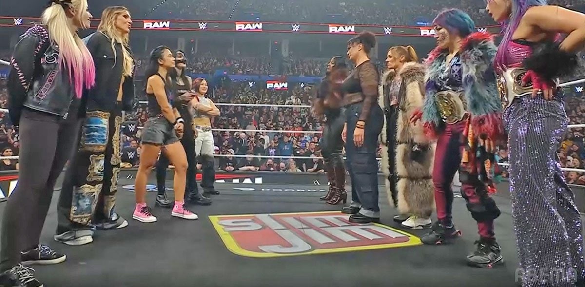 イヨ・スカイ(奥左)、アスカ(右から２人目)ら両チームの10人が対峙（©AbemaTV, Inc.）