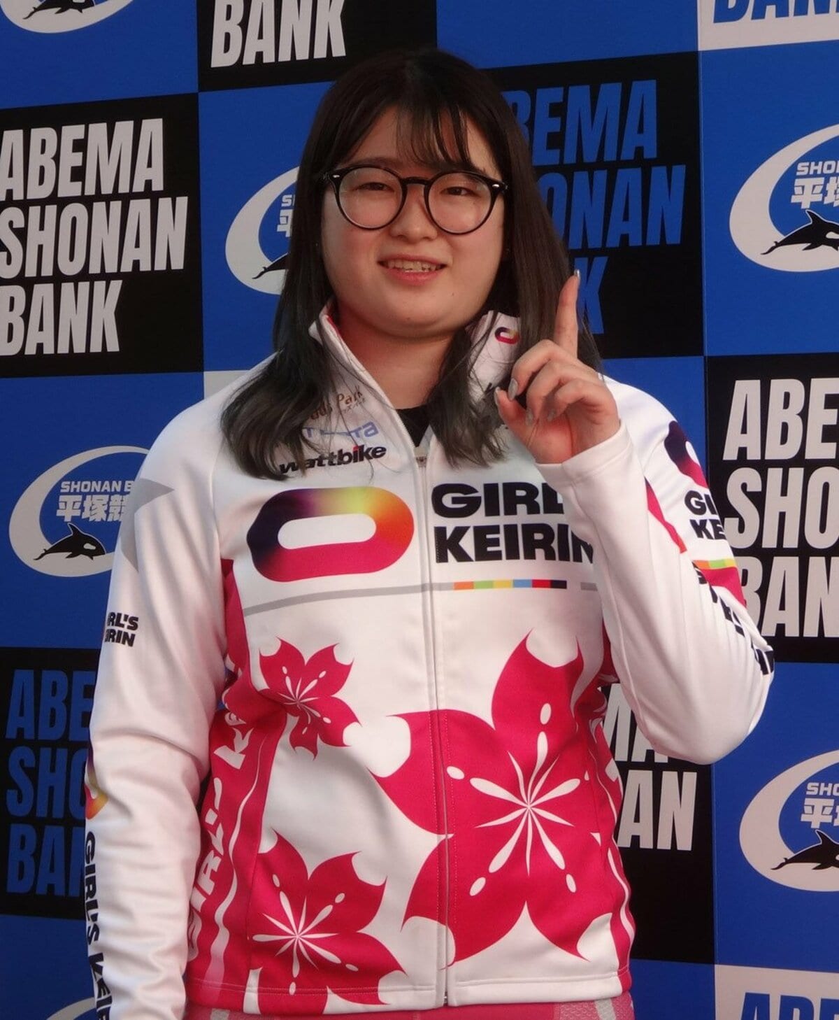 ガールズ競輪　サイン入りユニフォーム　尾方真生選手 競輪 ガールズ競輪 サイン入りユニフォーム 尾方真生選手 競輪 日刊スポーツ